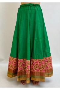 Bohatá kolová sukně zelené barvy s meruňkovým okrajem s květy