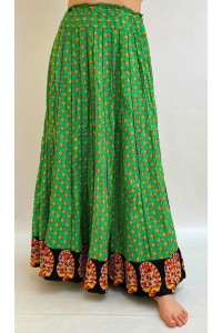 Sytě zelená kolová sukně se vzorem a černým lemem
